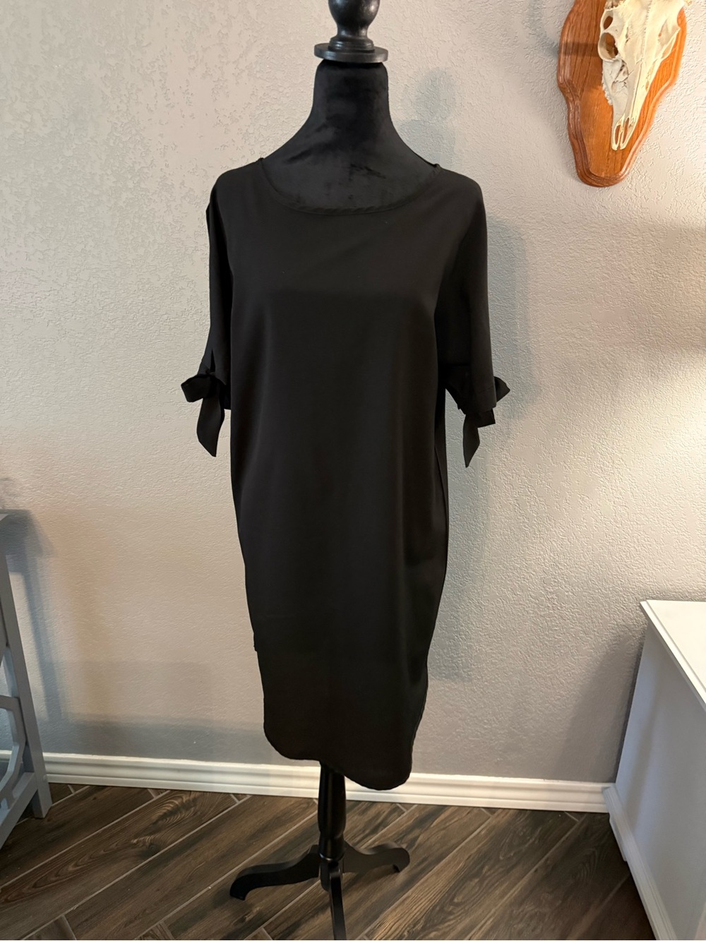 Women's Black V-Neck Short Sleeve Mini Dress